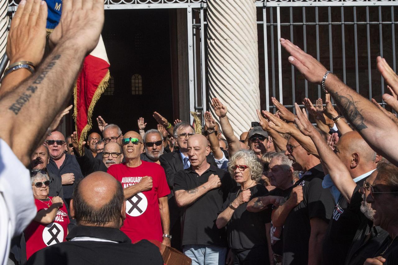 Actualmente hay una propuesta general para ilegalizar los movimientos neofascistas en Italia. (EFE)