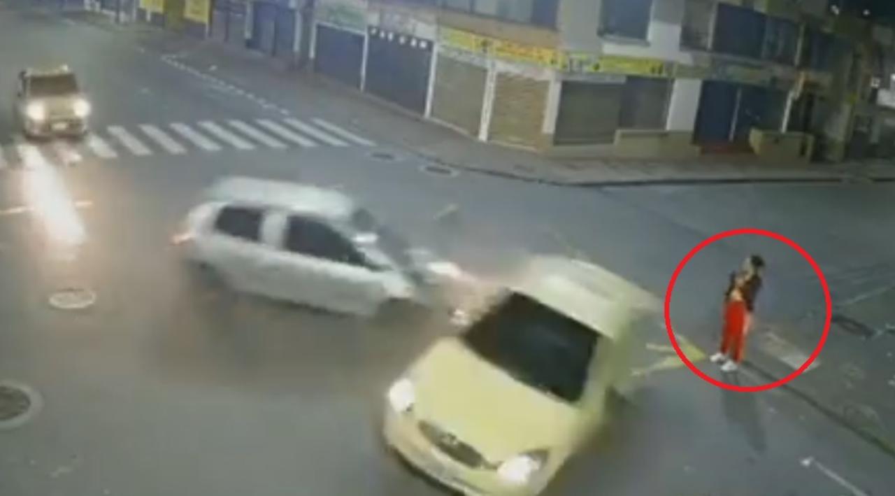 La mujer esperaba el cambio del semáforo para poder cruzar la calle, cuando un automóvil particular impactó contra un taxi (CAPTURA) 