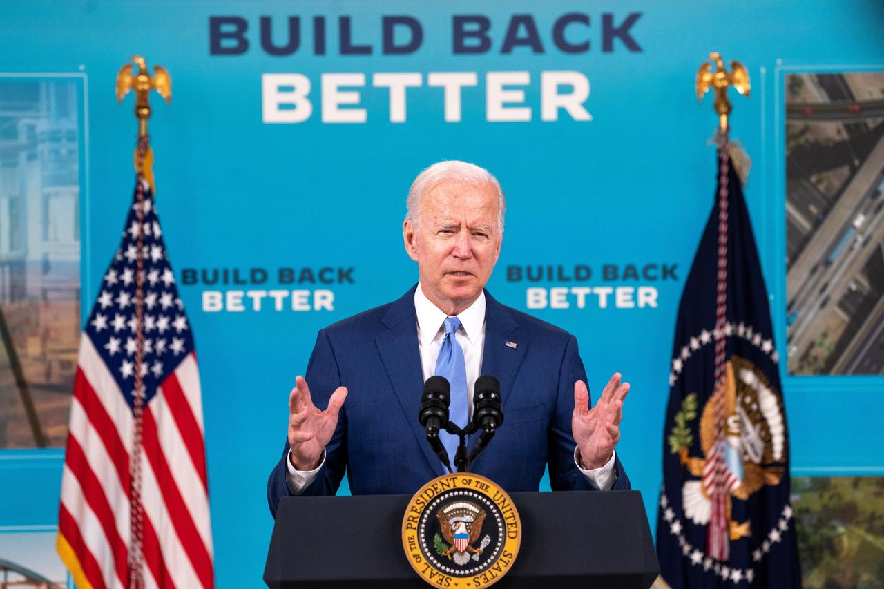 Joe Biden, mandatario estadounidense, indicó que en el último año su gobierno ha destinado 600 millones de dólares en asistencia a Centroamérica y agradeció al gobierno mexicano el financiamiento e implementación de los programas Jóvenes Construyendo el Futuro y Sembrando Vida en la región.
