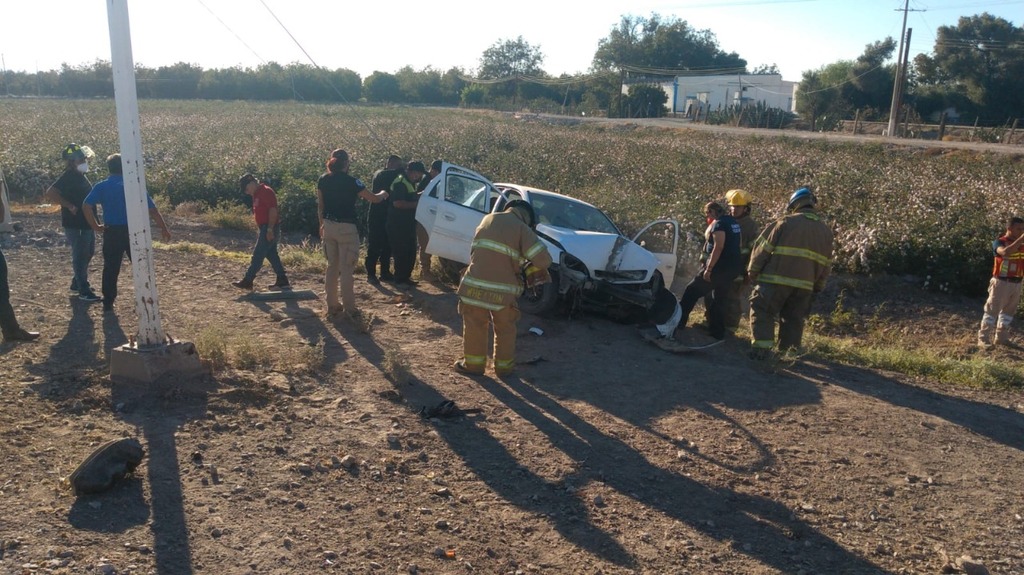 Se dijo que los lesionados fueron referidos al Hospital Militar de Torreón, tras el aparatoso accidente. (EL SIGLO DE TORREÓN)