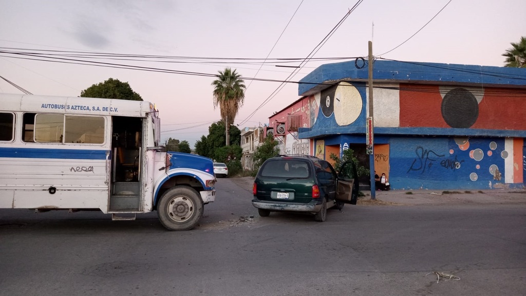Conductor de camioneta le corta la circulación a camión del transporte público y chocan en Gómez Palacio. (EL SIGLO DE TORREÓN)