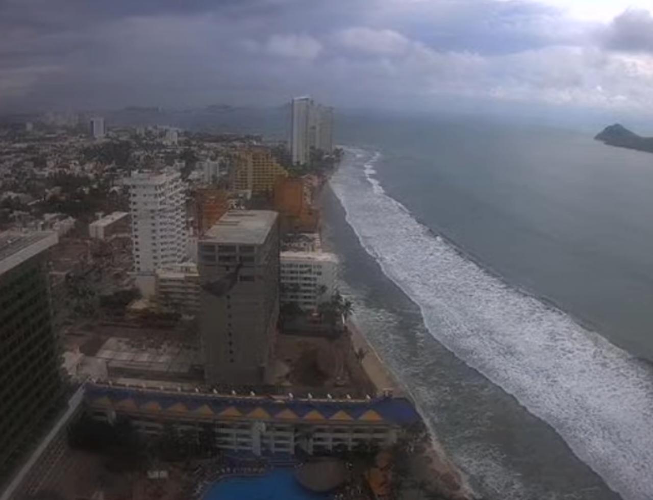 En Mazatlán quedaron cerradas las playas desde el medio día. (WEBCAMS MÉXICO)