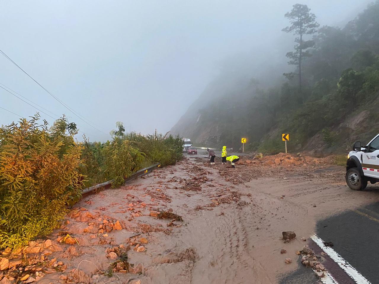 A consecuencia de las fuertes lluvias que originaron la presencia de la tormenta tropical 'Pamela', se ha cerrado de forma parcial un tramo de la Supercarretera a Mazatlán. (ESPECIAL)
