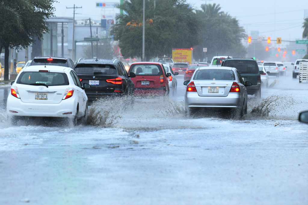Accidentes viales y diversos estragos por inundaciones se registraron por la mañana de ayer en el municipio de Torreón por las lluvias; autoridades activaron diversas acciones de atención emergente. (EL SIGLO DE TORREÓN)