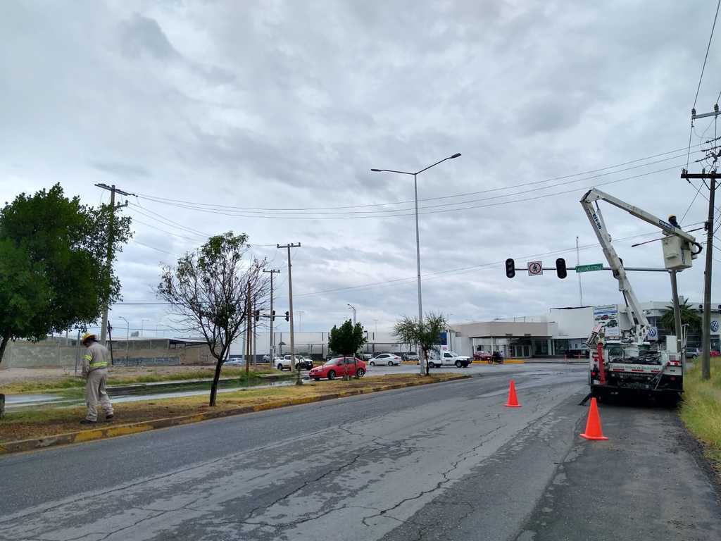 Trabajadores de la Comisión Federal de Electricidad (CFE) cortaron el suministro de energía a cárcamo pluvial al oriente de Torreón. (EL SIGLO DE TORREÓN)