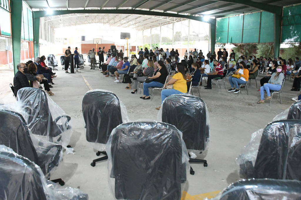 Entregan sillones a docentes de ejidos en el municipio de Torreón. (EL SIGLO DE TORREÓN)