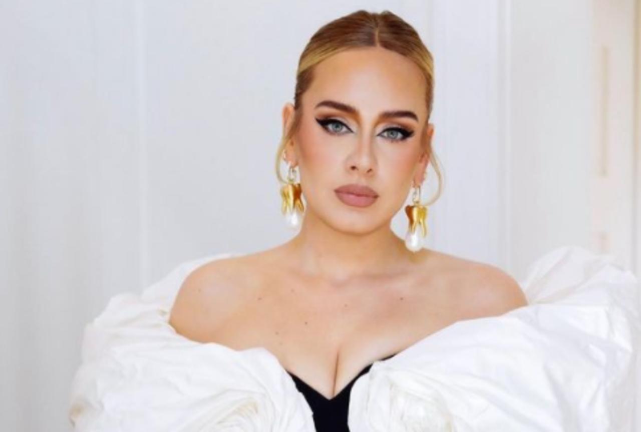 La cantante británica, Adele, puso finalmente fin a la espera de casi más de cinco años sin lanzar música nueva, y lo hace con su nuevo tema 'Easy on Me', la balada con la que inicia la promoción de su álbum que llevará por nombre '30'.
