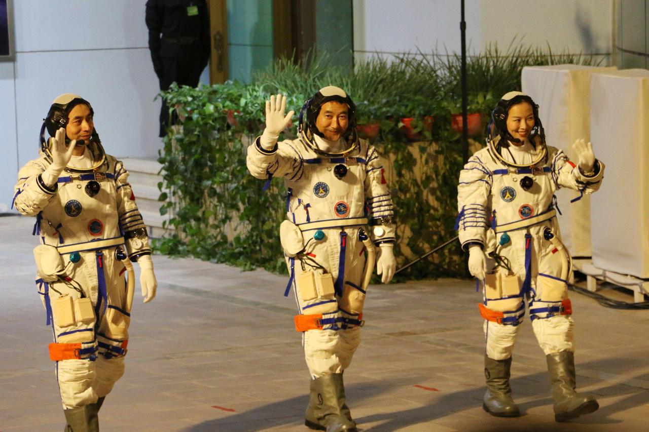 China lanzó una tripulación de tres astronautas para una misión de seis meses a bordo de su estación espacial, lo que establecería una nueva marca de tiempo por parte de los astronautas chinos en el espacio, en momentos en que el país trabaja para completar el laboratorio orbital. (EFE) 
