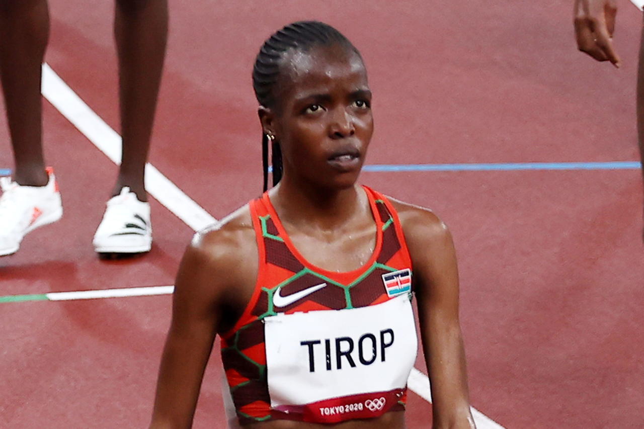 La atleta keniana Agens Jebet Tirop, plusmarquista mundial femenina de  kilómetros en ruta, récord que consiguió el pasado 12 de septiembre en Alemania, fue encontrada muerta el miércoles en su casa.
