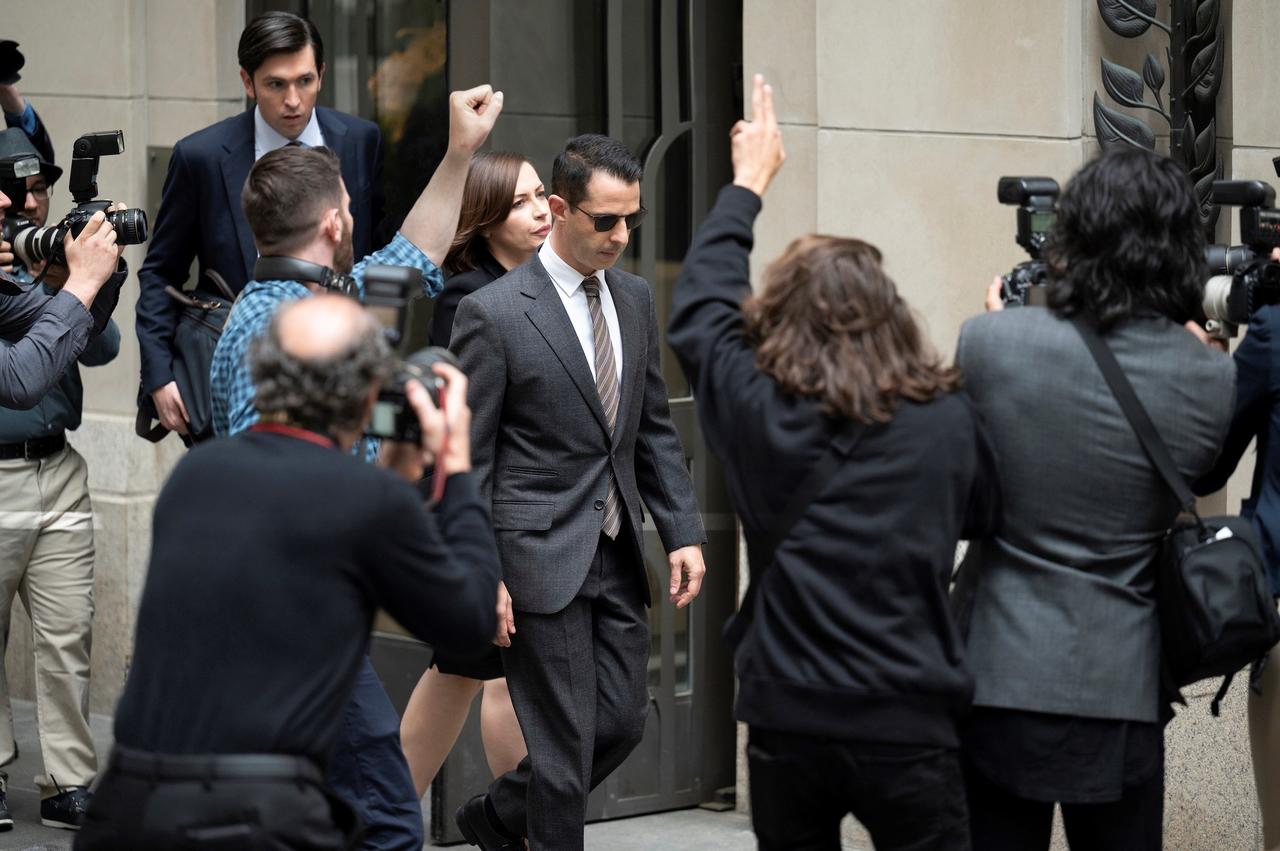 La guerra civil familiar que retrata la serie 'Succession', que gira en torno a la descarnada lucha por hacerse con el poder de un imperio mediático, vuelve a la pequeña pantalla después de dos años de ausencia con nuevas dosis de puñaladas sorpresivas y un amplio abanico de conversaciones despiadadas.
