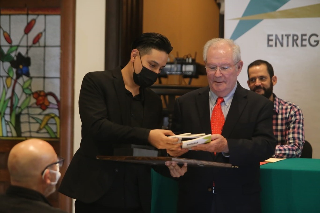 Luis Gustavo Quintanilla González, subdirector del Instituto Municipal de Cultura, felicitó a los ganadores, que además del premio económico recibieron medallas forjadas en plata y reconocimientos a su gran talento.