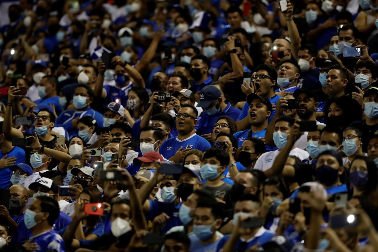  La FIFA ha castigado a la Federación de El Salvador por 'conducta discriminatoria e inapropiada de los aficionados', en el partido disputado ante los Estados Unidos de la eliminatoria mundialista, el pasado 2 de septiembre. (ARCHIVO)