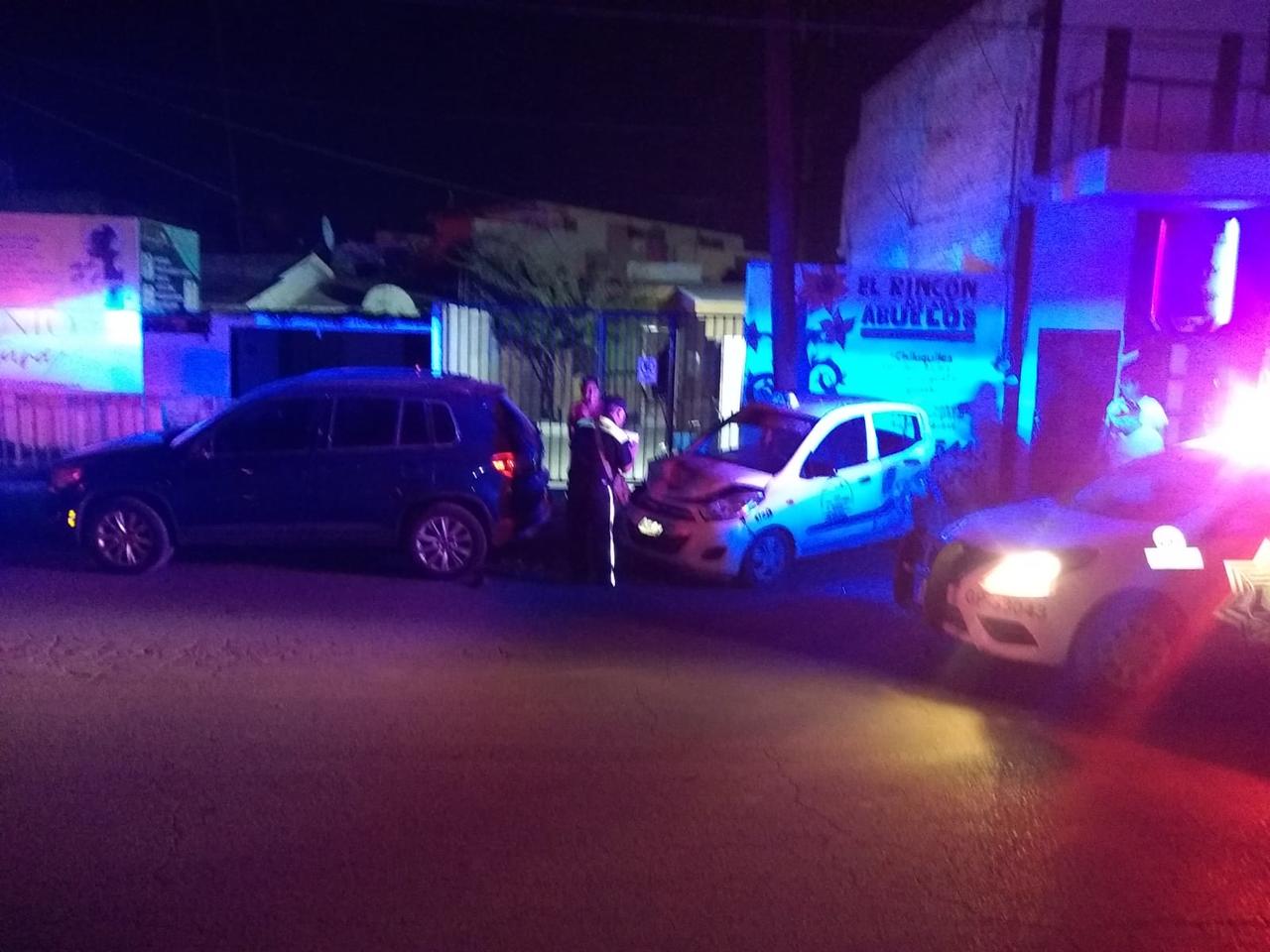 Joven conductor se impacta contra dos unidades estacionadas en calles de Gómez Palacio, las autoridades reportaron daños materiales y un lesionado.
