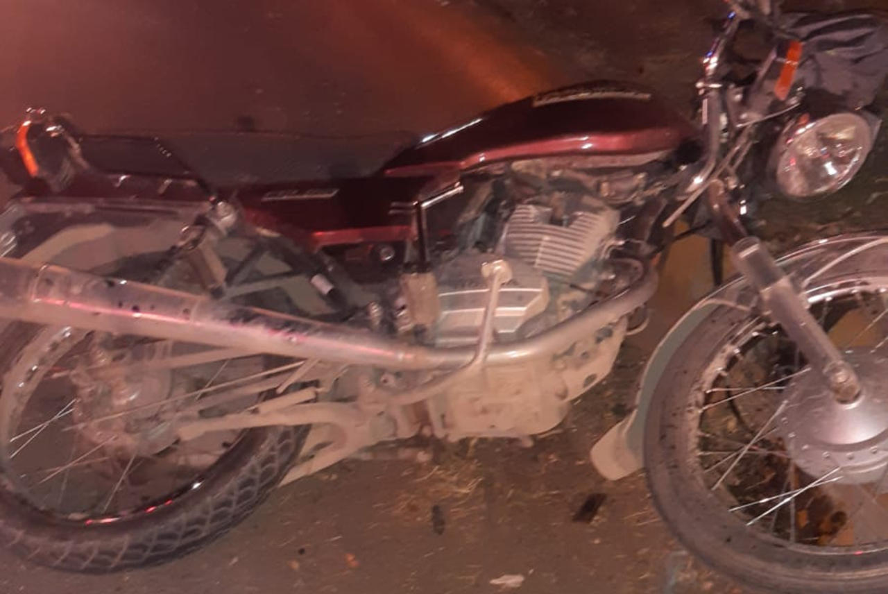Motociclista pierde el control de su unidad y choca contra un árbol, el joven conductor fue trasladado a un hospital de la localidad.
