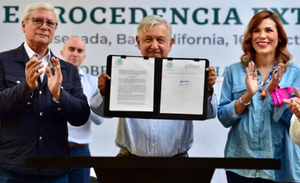 El presidente Andrés Manuel López Obrador firmó este sábado el decreto para regularizar automóviles extranjeros irregulares, comúnmente llamados 'autos chocolate', programa que iniciará en los siete estados fronterizos con Estados Unidos.
