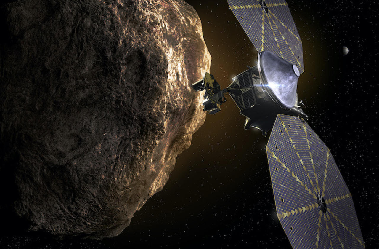 La nave Lucy que la NASA planea enviar al espacio para estudiar por primera vez los asteroides troyanos asociados con Júpiter supone 'una oportunidad única para comprender mejor la formación de planetas y la evolución del Sistema Solar', señaló la agencia espacial de EUA. (ESPECIAL) 
 