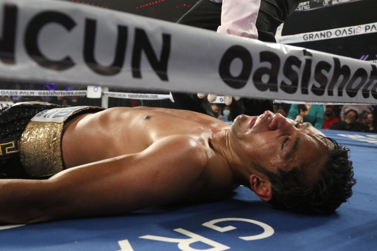El boxeador mexiquense Moisés Fuentes, excampeón mundial de boxeo, fue trasladado de emergencia al hospital Amerimed de Cancún, Quintana Roo, debido a un coágulo en el cerebro, tras el nocaut sufrido la noche del sábado, a manos del queretano David “General” Cuéllar.
