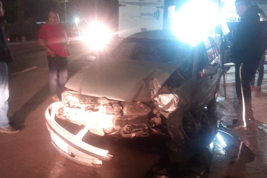 Conductor de auto choca contra autolavado de la colonia San Antonio de Gómez Palacio
