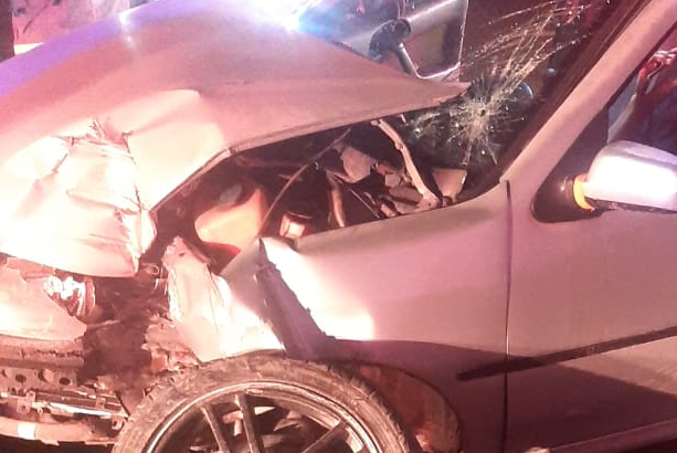 Conductor de auto choca contra autolavado de la colonia San Antonio de Gómez Palacio