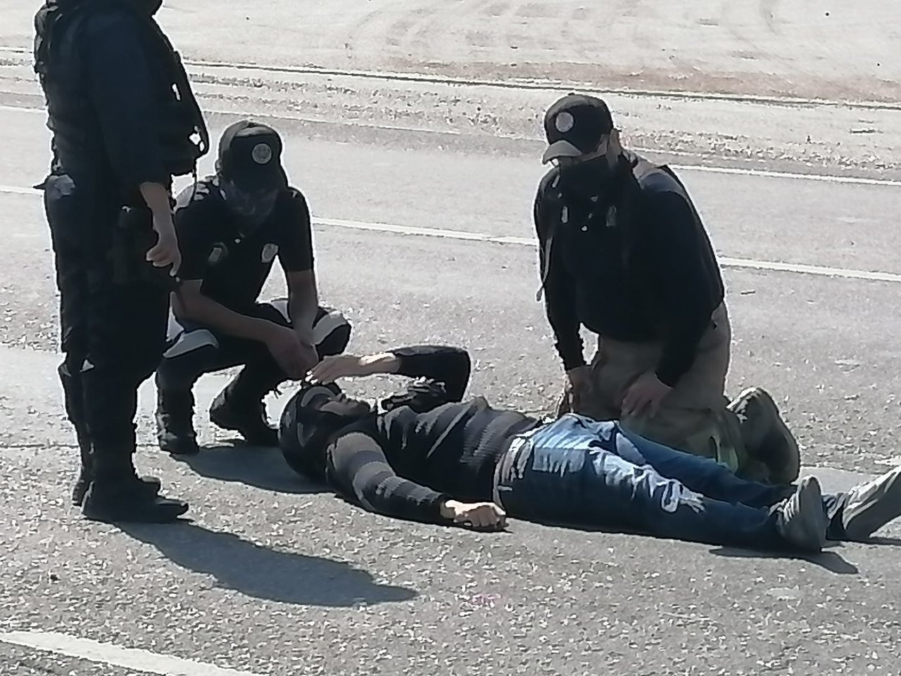 Motociclista derrapa por intentar evitar arrollar a un perro en Gómez Palacio; ambos terminaron lesionados
