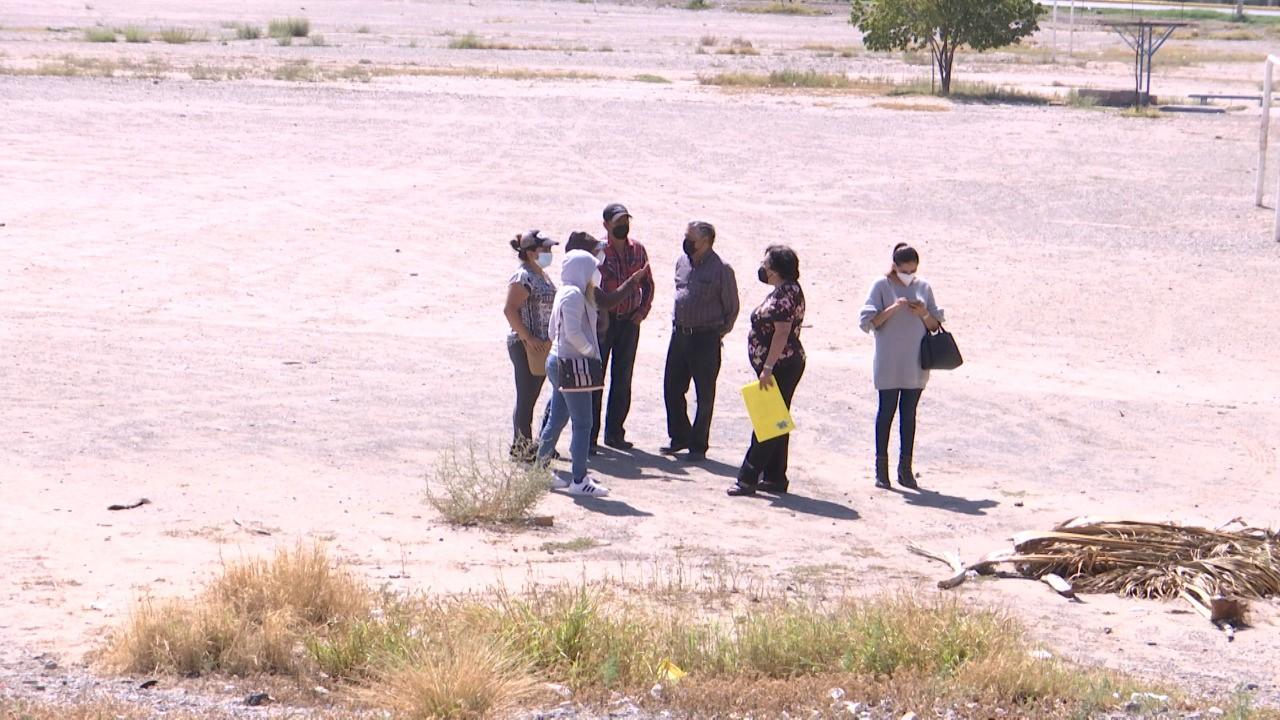 A fin de despojar a una familia de su propiedad, la madrugada de este domingo acudieron y retiraron las casetas de vigilancia, además de privar de su libertad a los vigilantes, de los cuales hasta el momento se ignora su paradero.
