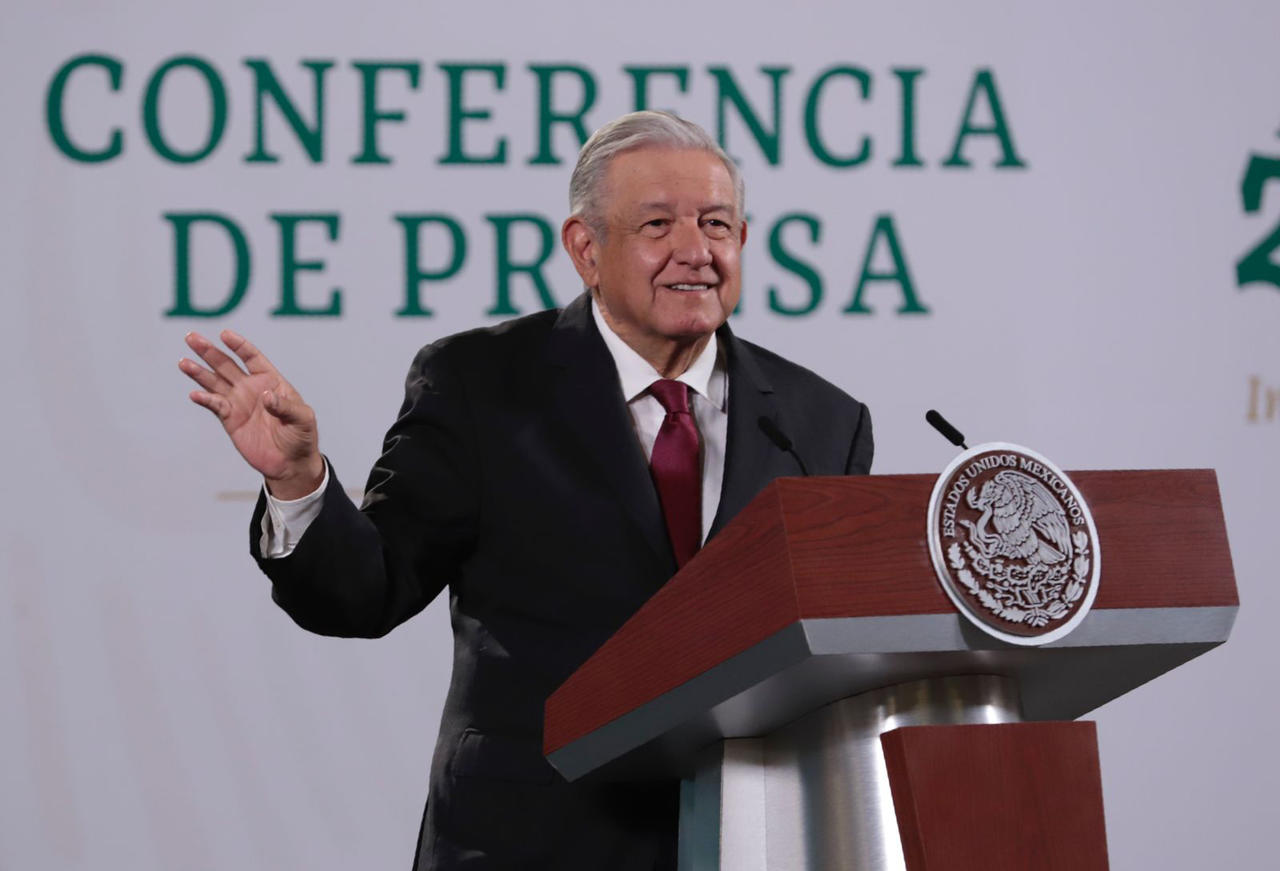 Para que se viera como Diego Fernández de Cevallos 'está muy enojado', el presidente Andrés Manuel López Obrador exhibió mensajes en redes sociales que 'El Jefe Diego' escribió para criticar al actual gobierno. (EFE) 
 