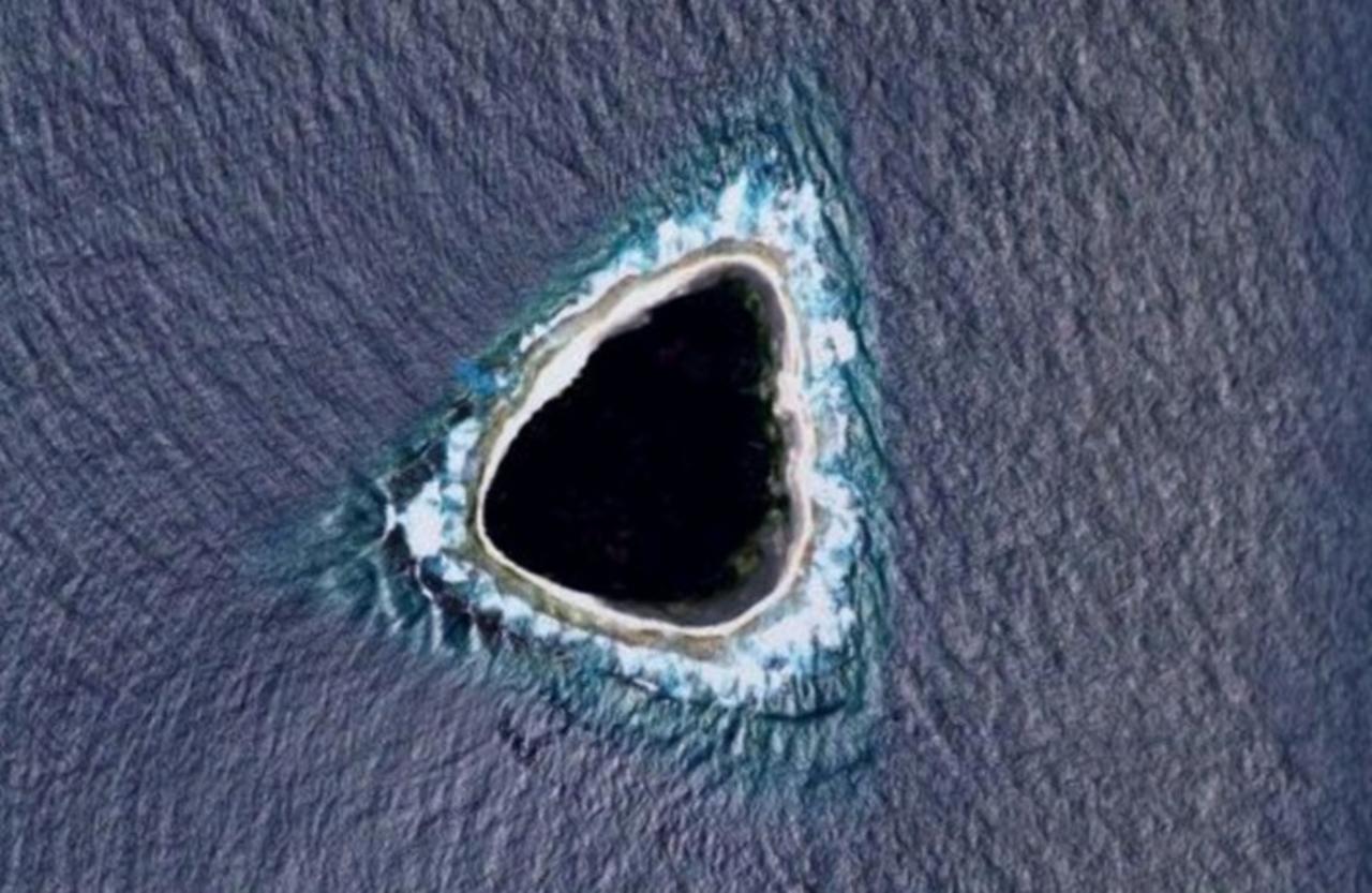 El hallazgo fue hecho por un usuario que buscaba la Isla Vostok en Google Maps, encontrándose con un triángulo negro en ves de ésta (CAPTURA)
