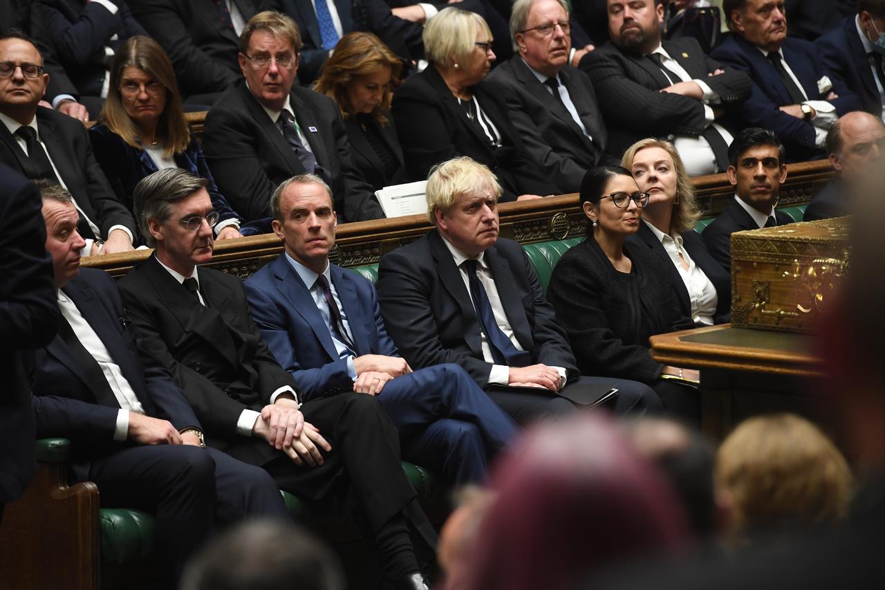 El primer ministro Boris Johnson encabezó el lunes una ceremonia sombría en el Parlamento británico en honor del legislador conservador que fue asesinado a puñaladas durante un encuentro con sus constituyentes en el atrio de una iglesia, un ataque que ha generado dudas sobre la manera en que el país protege a sus políticos y lidia con el extremismo en su territorio. (EFE) 