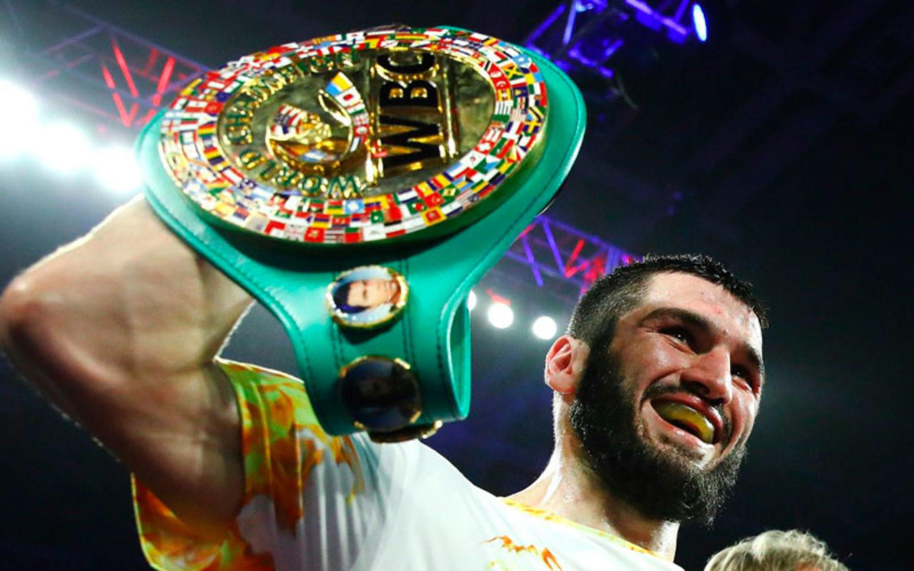 Hace dos años, el 18 de octubre del 2018, en lo que fue una guerra auténtica, el ruso Artur Beterbiev logró derrotar al guerrero ucraniano previamente invicto, Oleksandr Gvozdyk, por TKO en la décima ronda.
