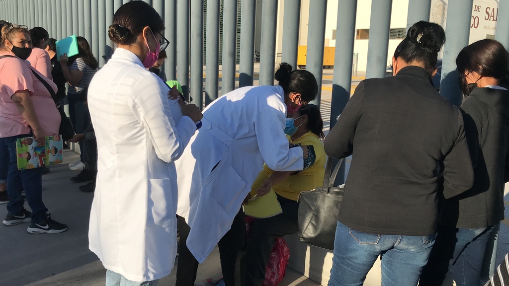 Rogelio llevó a sus dos hijos a la jornada de vacunación. Su hijo presenta TDH y su hija tiene problemas respiratorios. (GUADALUPE MIRANDA)