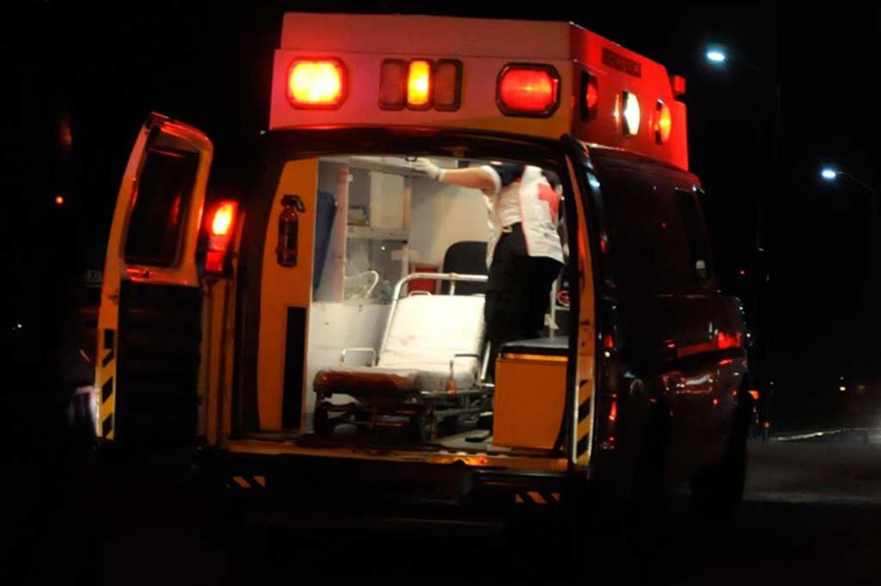 Paramédicos de la Cruz Roja de Torreón y trasladaron a la mujer de 30 años al Hospital General. (ARCHIVO)