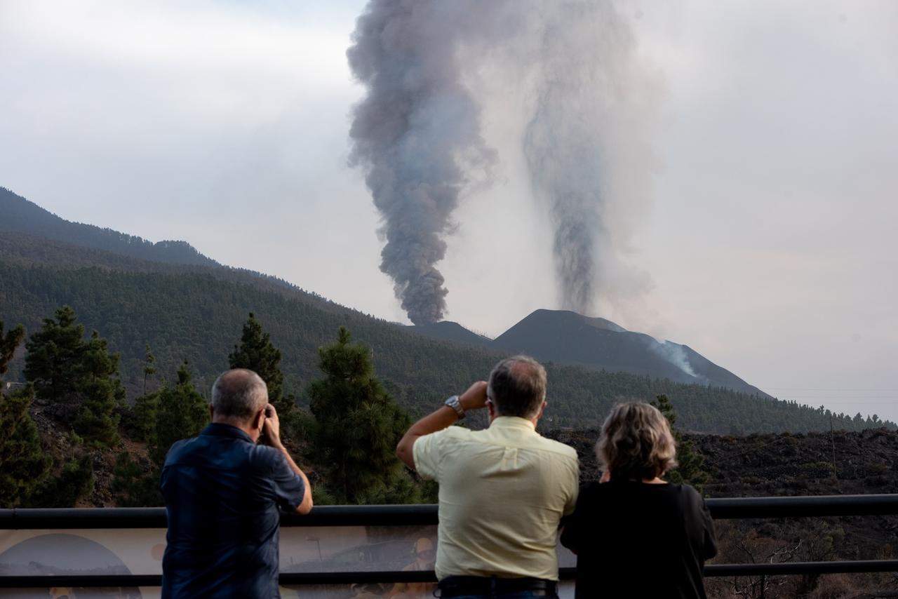 Se cumple un mes del inicio de la erupción volcánica en el sistema montañoso de Cumbre Vieja. (EFE)