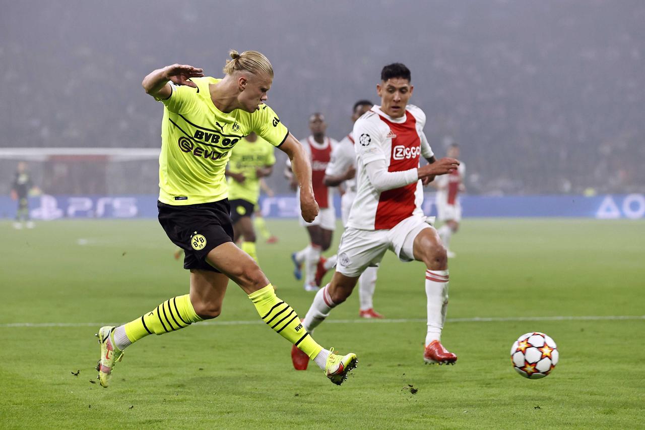 El Ajax desactivó al Borussia Dortmund de Erling Haaland desplegando un espectacular juego de ataque, que le sirvió para marcar cuatro goles, y anulando al conjunto alemán en el centro del campo, evitando que le llegaran pelotas al delantero noruego.
