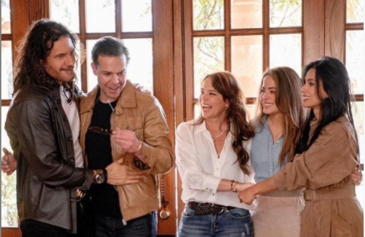 Pasión de Gavilanes gozó de éxito internacional y tras 20 años de los primeros rodajes, Telemundo anunció finalmente el inició de la producción de la segunda temporada.
