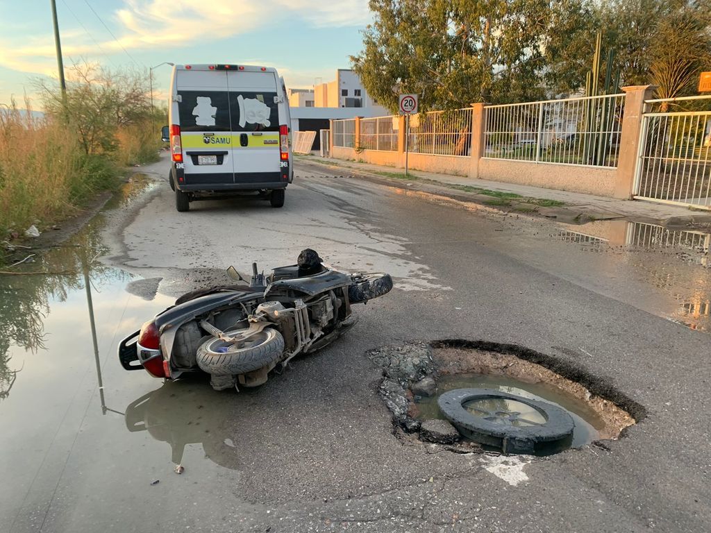 El motociclista y su vehículo quedaron sobre el pavimento tras el percance vial en la colonia Villas Centenario. (EL SIGLO DE TORREÓN)