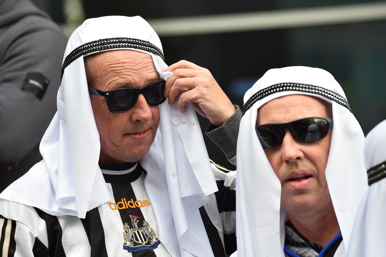 El Newcastle United ha pedido a sus aficionados que dejen de disfrazarse de árabes si normalmente no lo hacen, para evitar las imágenes vistas estos días en los aledaños del estadio.