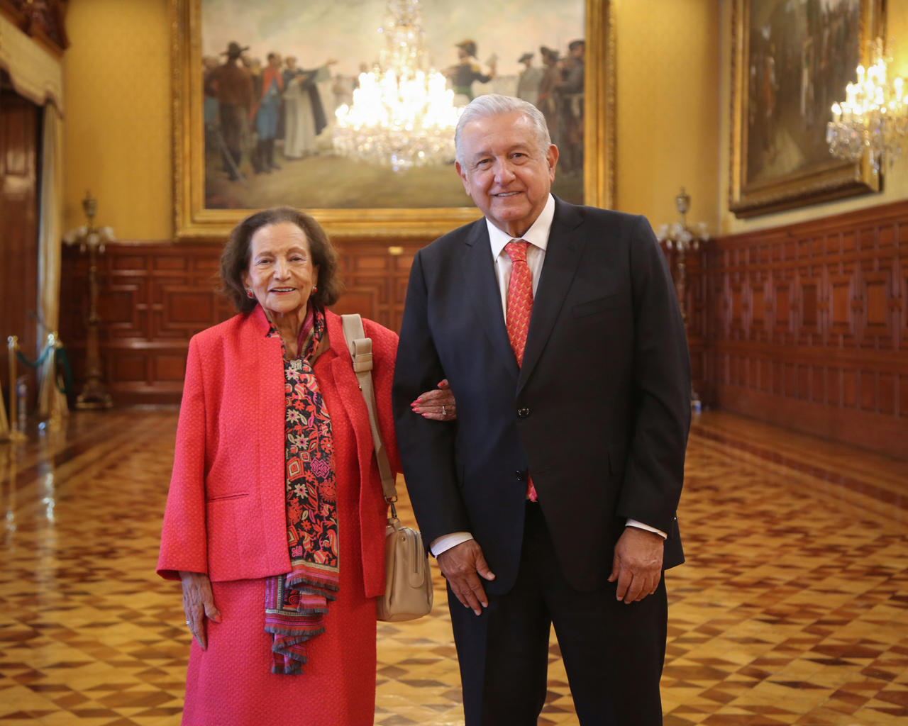 El presidente Andrés Manuel López Obrador difundió esta mañana una fotografía del encuentro que sostuvo ayer martes con la senadora Ifigenia Martínez en Palacio Nacional. (TWITTER)