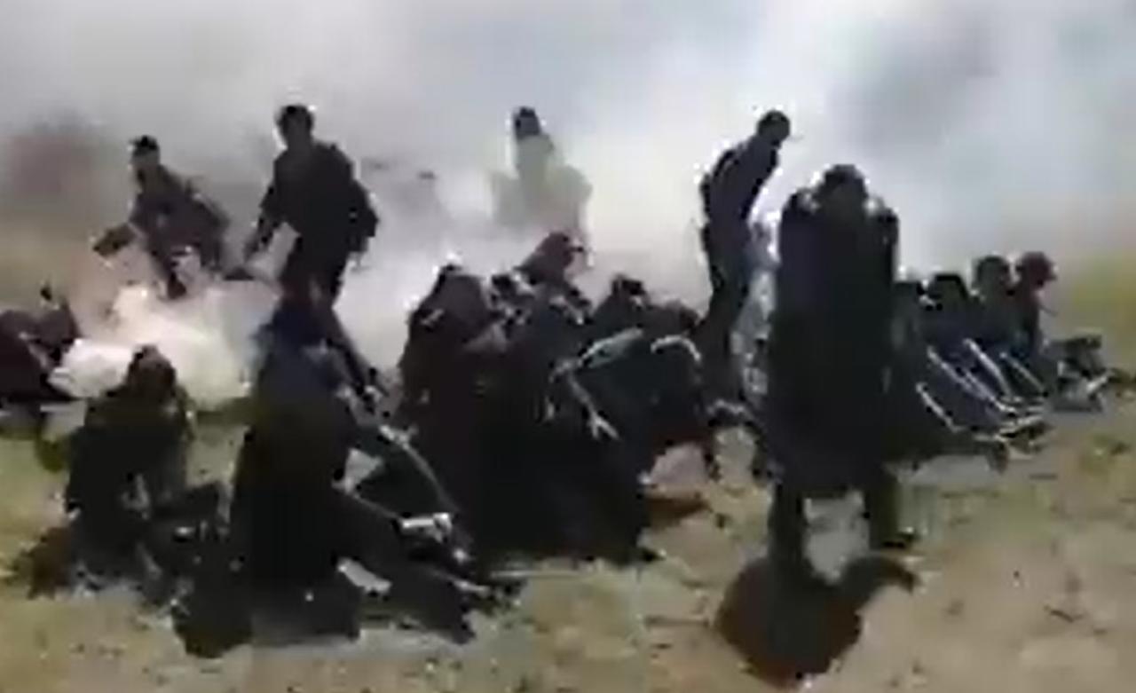 En el video se ve a los policías ser rociados con el gas lacrimógeno mientras los obligan a permanecer en sus lugares (ESPECIAL) 