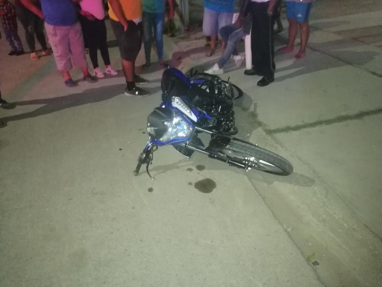 El accidente ocurrió cuando el trabajador del volante dio vuelta en una calle para subir pasaje y no se percató que se aproximaba el motociclista. (EL SIGLO DE TORREÓN)
