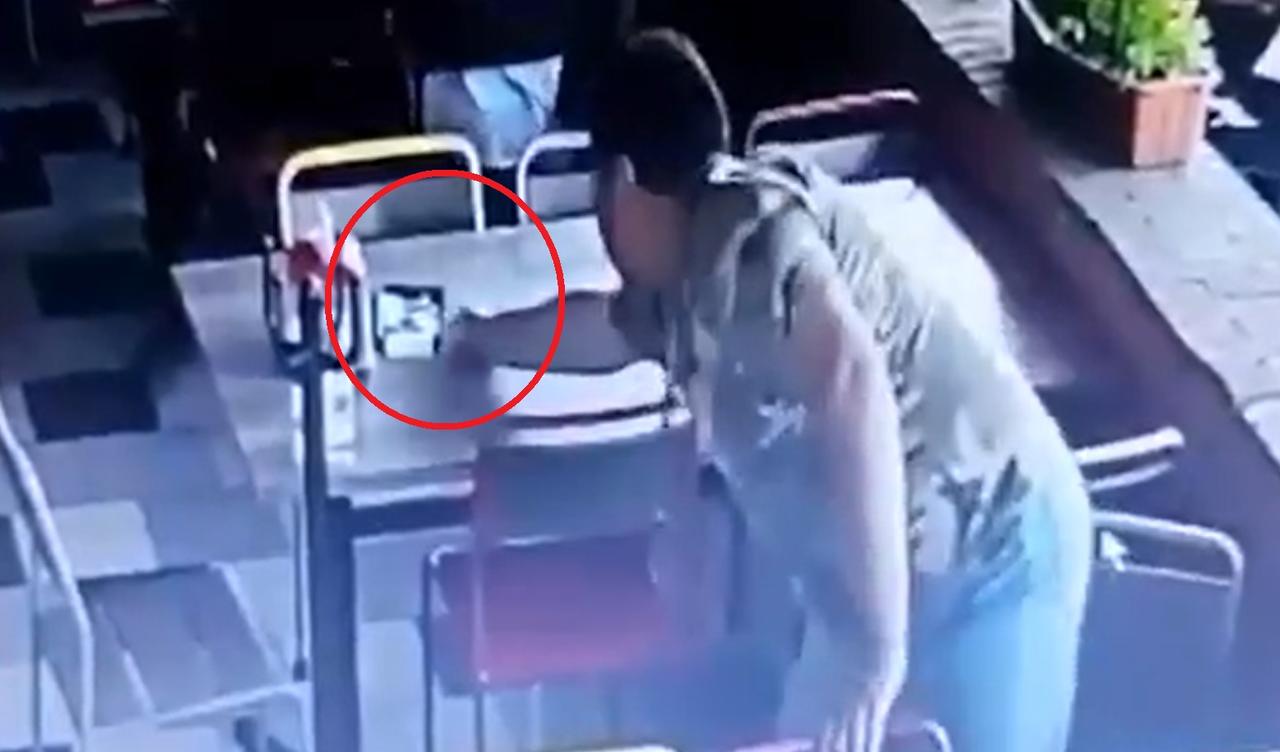 Cámaras de seguridad del restaurante en Jalisco, captaron al sujeto tomando el dinero de la cuenta de otros clientes (CAPTURA) 