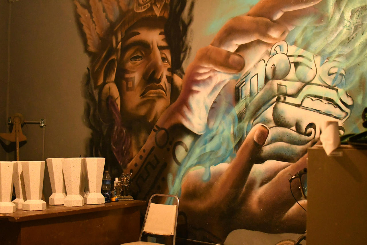 Yahir de la Cruz, llamado “El Artes” es el autor de las obras que se encuentran plasmadas en los muros de las oficinas del panteón ubicado en la colonia Morelos II de Gómez Palacio. (FOTOS DE FERNANDO COMPEÁN)
