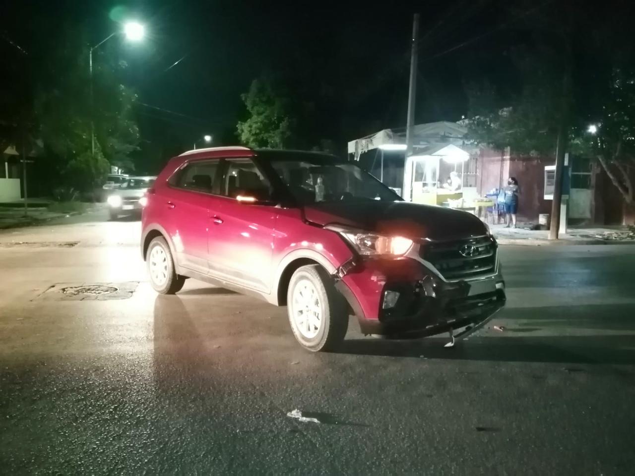 La conductora de una camioneta no respetó el alto y chocó contra otra unidad, provocando daños a ambos vehículos valorados en 60 mil pesos.
