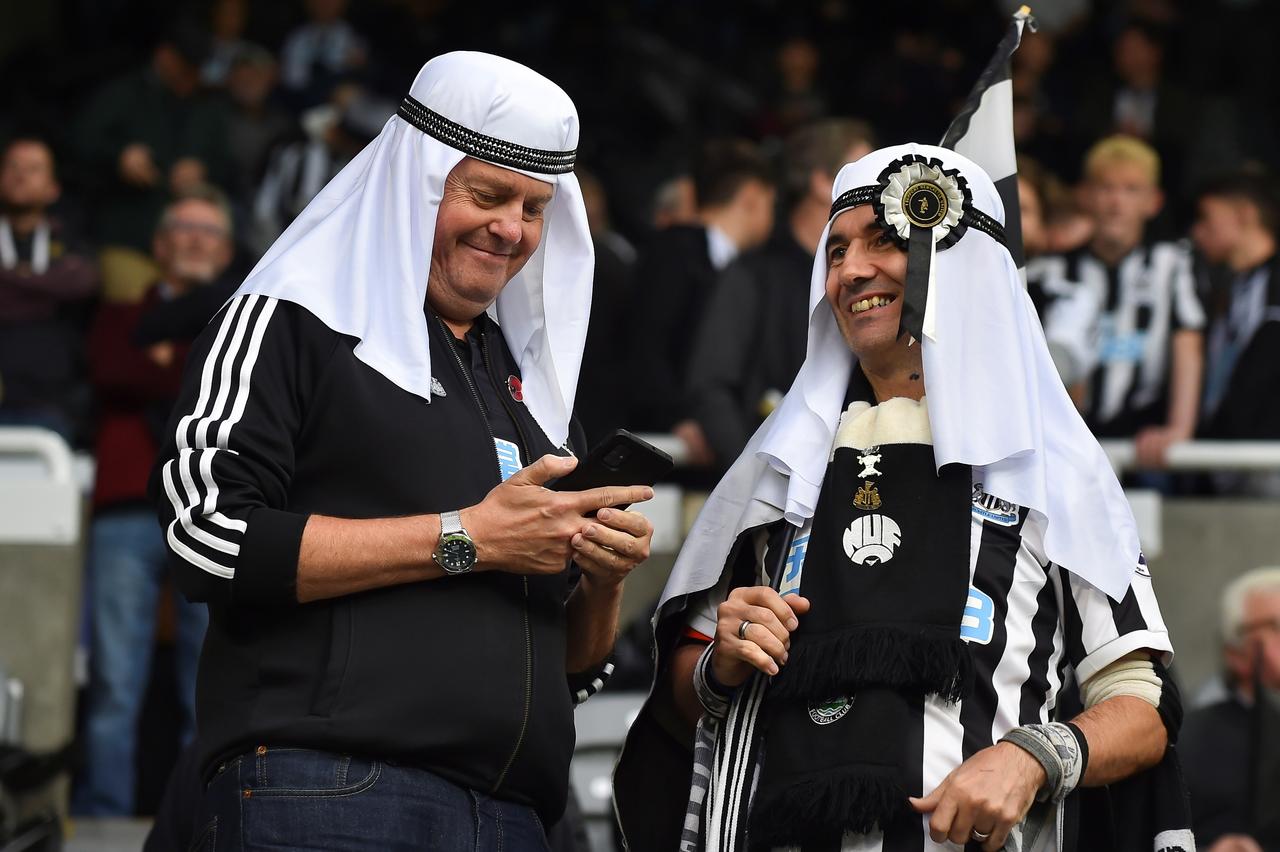 Afición del Newcastle United usa atuendos árabes tras la compra del club. 