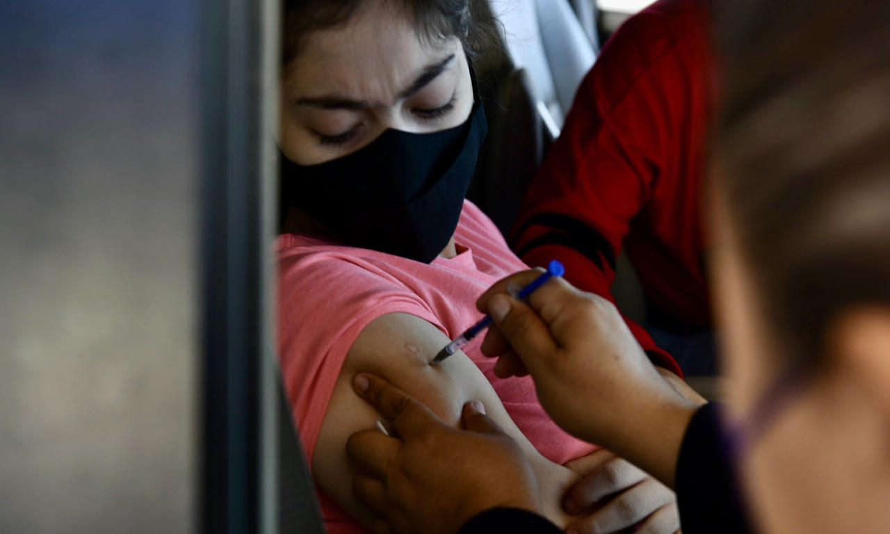 Hasta el corte de esta mañana, un total de 2 mil 689 menores de 12 a 17 años de edad con comorbilidades, han sido vacunados contra el COVID-19 en la jornada que se desarrolla desde el 18 de octubre en La Laguna y en la capital del Estado de Durango.