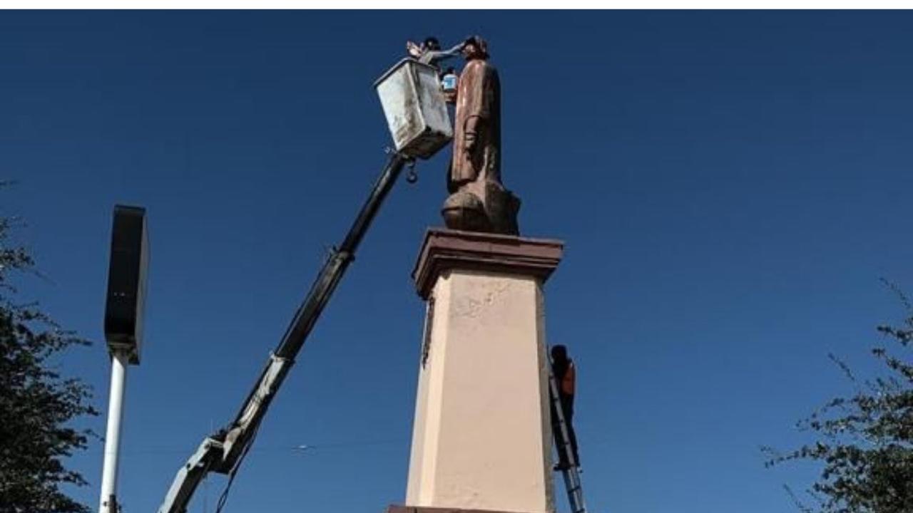 Mientras que en la Ciudad de México se retiró la estatua de Cristóbal Colón por iniciativa del gobierno capitalino, ante la necesidad de reconsiderar el rol histórico de ese personaje. En Torreón la estatua del navegante genovés fue objeto de una renovación estética, esto como parte de los trabajos de rescate a los inmuebles y piezas con valor histórico de la autoridad municipal.
