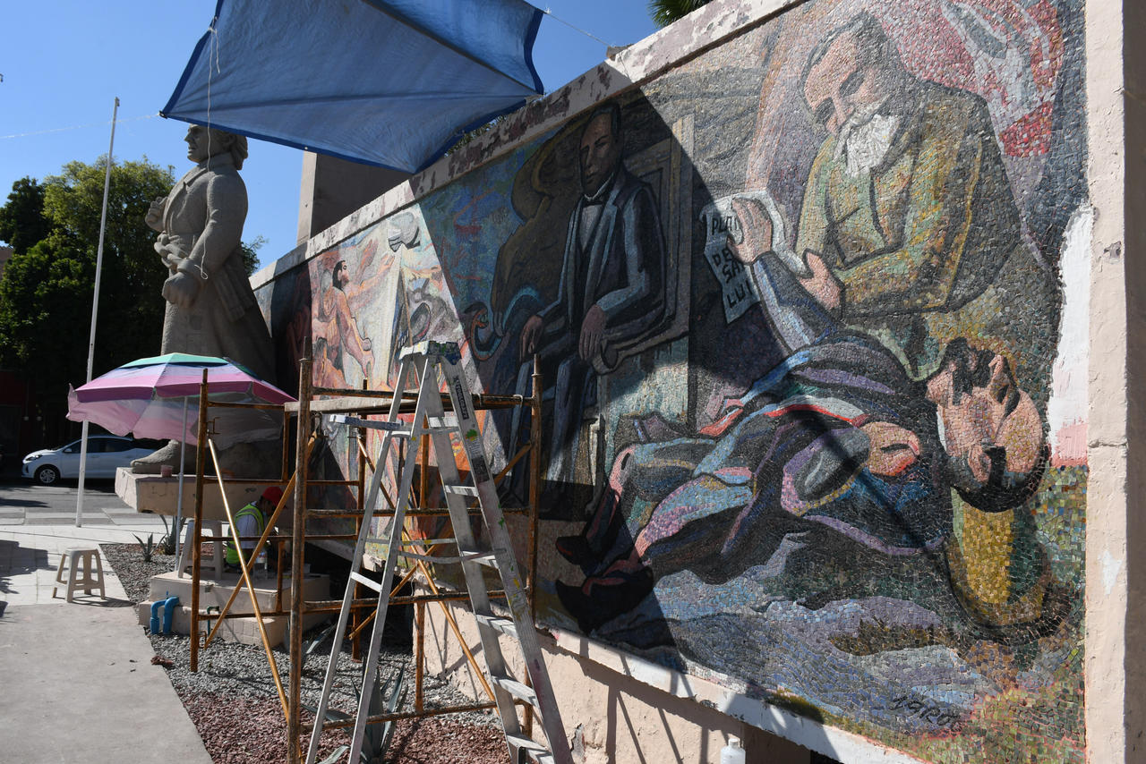 Autoridades municipales informaron sobre los avances que registra el proceso de mantenimiento del mural de la Independencia, pieza gráfica a las espaldas de la estatua de Miguel Hidalgo, en Torreón.

