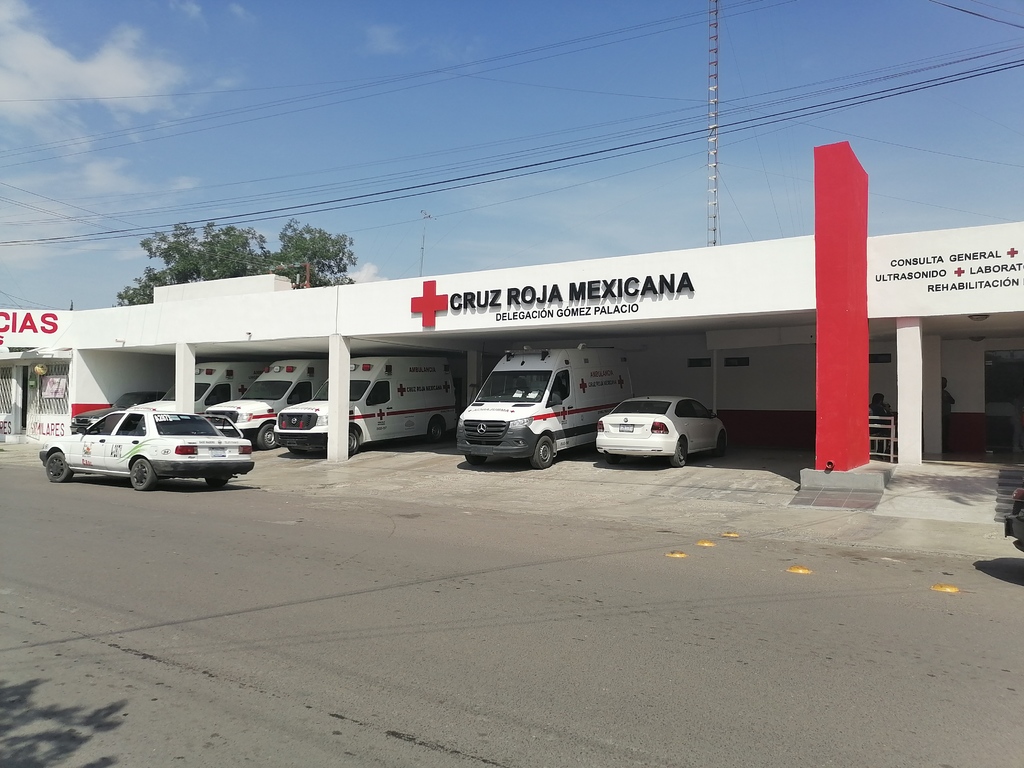 Paramédicos de la Cruz Roja brindaron auxilio a las mujeres y las trasladaron a la Benemérita Institución. (EL SIGLO DE TORREÓN)