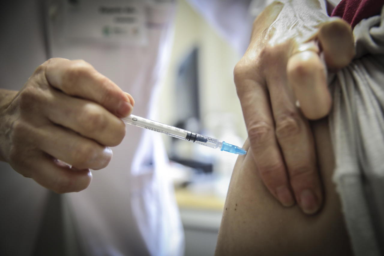 Portugal ya ha inoculado con la tercera dosis de la vacuna para combatir al COVID-19 a un total de 123,000 personas, todas mayores de 65 años. (ARCHIVO) 
