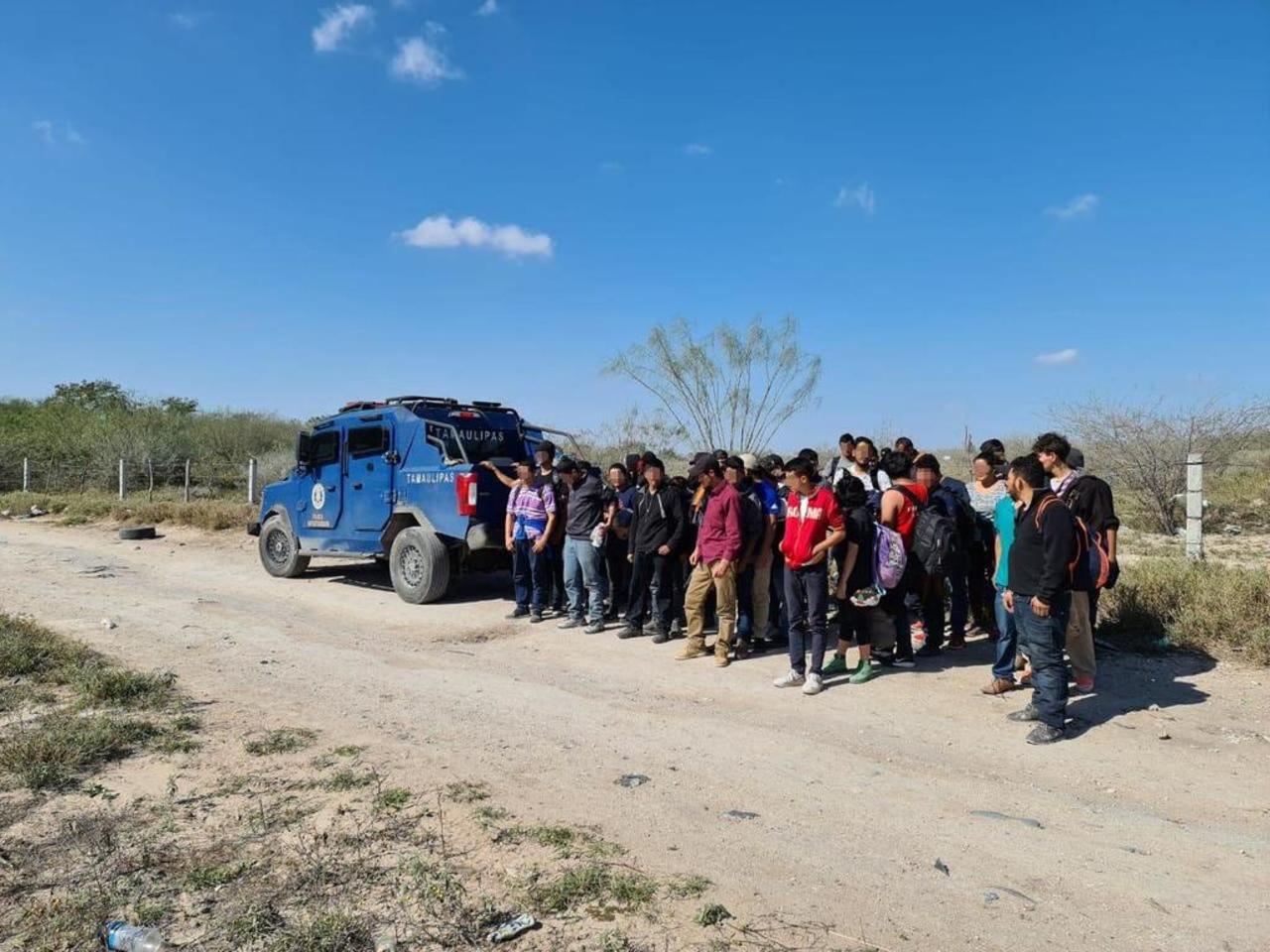 El Ejército Mexicano rescató a 152 migrantes de diversas nacionalidades que viajaban en 47 vehículos. (ESPECIAL) 
