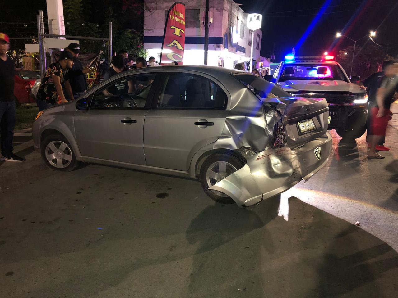 Fue la noche el sábado en el bulevar El Minero, entre las calles de Fuelle y Martillo, cuando el conductor conducía a exceso de velocidad una camioneta Dodge RAMcolor guinda, se impactó por alcance contra un Chevrolet Aveo color gris.

